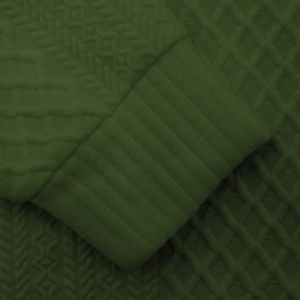 Detalle de tela de punto gofrado verde oliva con puños acanalados en sudadera hombre