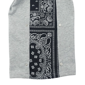 Détail du jogging gris avec panneaux latéraux à motif paisley et boutons-pression argentés