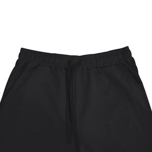 Detail van de herenzomerbroek met elastische taille, zwart trekkoord en zijzakken