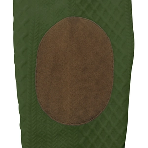 Detalle de jersey de punto verde oscuro con textura 3D y parches de gamuza en los codos
