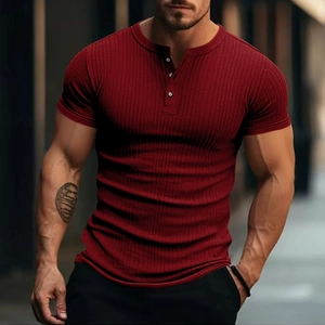 Nahaufnahme des dunkelroten Henley-Shirts für Herren mit Waffelstrickmuster und Knopfleiste
