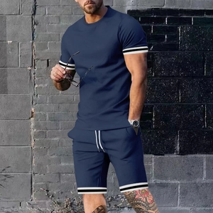 Conjunto deportivo azul marino para hombre con rayas blancas y cordón en pantalón