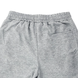 Détail d'un jogging gris chiné avec taille élastique et poche plaquée à l'arrière