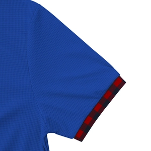 Dettaglio della manica blu scuro in maglia a nido d'ape con bordo a quadri rossi e neri