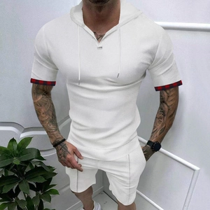Dettaglio del tessuto a nido d'ape bianco e bordo scozzese sul set uomo con cappuccio