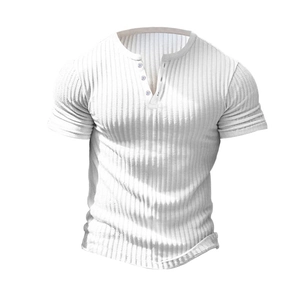 Detailansicht des weißen Herren-Poloshirts mit vertikaler Rippenstruktur und Knopfleiste