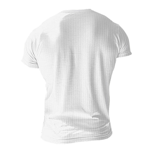 Detail eines weißen Polo-Shirts mit atmungsaktiver vertikaler Streifenstruktur am Rücken