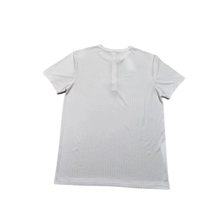 Detailaufnahme eines hellgrauen Kurzarm-Henley-T-Shirts mit feiner Rippenstruktur-Gewebe