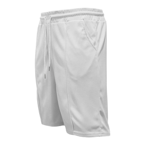 Dettaglio dei pantaloncini bianchi da uomo in maglia a nido d'ape con coulisse in vita