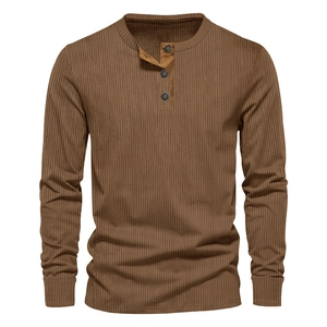 Detalle de textura acanalada y tapeta de tres botones en camisa Henley marrón de hombre