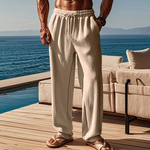 Detalle de los pantalones de pana beige para hombre con cintura elástica y cordón ajustable