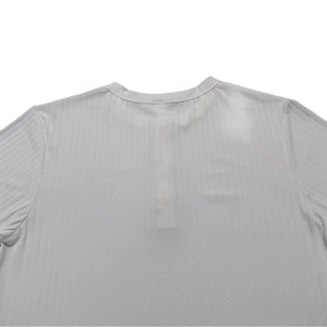 Detail des hellgrauen Henley-Kragens mit Rippenstrick an diesem lässigen Kurzarmshirt