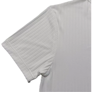 Detail eines weißen Strick-Henley-Shirts mit gerippter Textur und Schulternaht-Detail