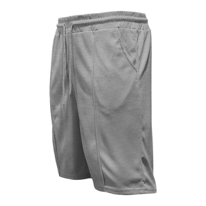Dettaglio di pantaloncini sportivi grigi con tessuto a nido d'ape traspirante e coulisse