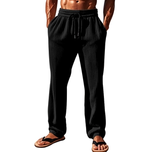 Primer plano de pantalón de pana negra con cintura elástica de cordón y tejido texturizado