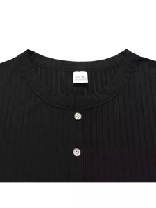 Eng anliegendes Herren-Polohemd mit schwarzen Streifen und geripptem Ausschnitt-Detail