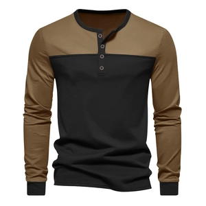 Detail von Kontrastnähten und 3-Knopf-Henley-Ausschnitt an Herren-Langarmshirt