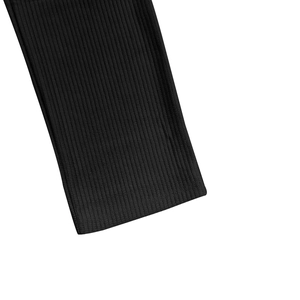 Vista de primer plano de la textura de pana negra de los pantalones casuales de corte recto para hombre