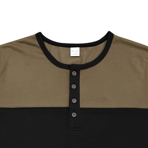 Nahaufnahme des Henley-Kragens mit Knöpfen und grün-schwarzem Patchwork auf dem Shirt