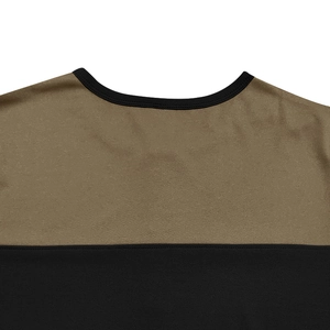 Detail des verstärkten Rundhalsausschnitts mit Kontrastfarben am Herren-Henley-Shirt