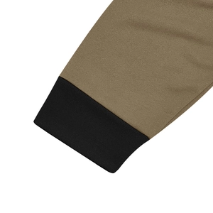 Detailansicht der schwarzen Rippbündchen an einem braunen Vintage-Henley-Langarmshirt