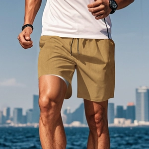 Detailansicht der khakifarbenen Sport-Shorts mit elastischem Bund und weißem Innenfutter