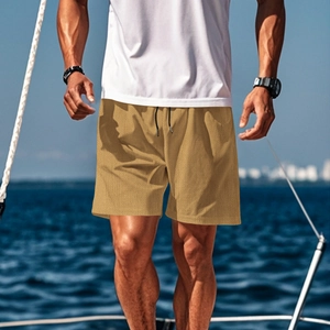 Detail der khakifarbenen Herren-Sportshorts mit elastischem Kordelzug und Gitterstruktur
