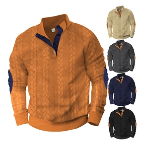Dettaglio della maglia a trecce, abbottonatura e toppe sui gomiti del maglione da uomo