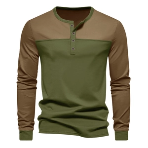 Detail eines Henley-Kragens im Vintage-Stil mit Knöpfen und olivgrünen Kontrastnähten