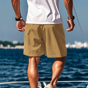 Nahaufnahme der schnelltrocknenden khakifarbenen Herren-Sportshorts auf einer Yacht