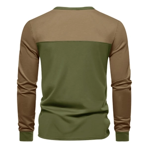 Detailansicht des Khaki- und Armeegrün-Farbblock-Designs auf der Rückseite des Baumwoll-Shirts