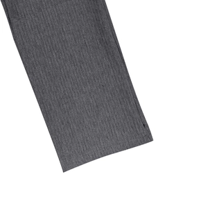 Detalle de tela jacquard de pana gris oscuro que muestra textura de punto vertical fina