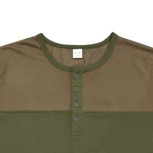 Detail des Henley-Ausschnitts mit vier Knöpfen und zweifarbigem braunem und olivgrünem Stoff
