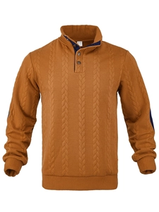 Dettaglio maglione in maglia marrone da uomo con motivo a trecce e colletto blu a contrasto