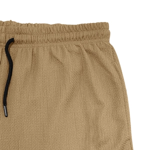 Detail der khakifarbenen Sportshorts mit elastischem Bund und schwarzem Kordelzug