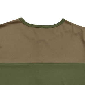 Detailansicht des kontrastierenden Kragendesigns und der feinen Nähte des Herren-Henleys