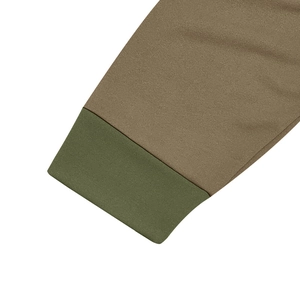 Nahaufnahme der Kontrast-Farbe Rippbündchen am Herren Vintage Langarm Henley Shirt