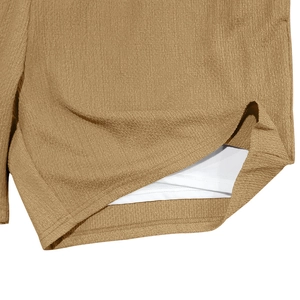 Detail der khakifarbenen Shorts mit Crinkle-Stoff, Seitenschlitz und weißem Innenfutter