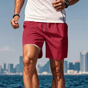 Detail der roten Schnelltrocknende Sporthose mit zweilagigem Design und Netzgewebe-Textur