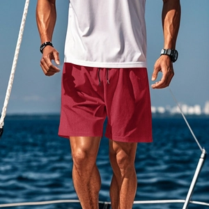Nahaufnahme der roten Herren-Sportshorts mit Kordelzug und schnelltrocknender Textur