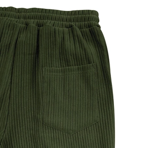 Detalle de pantalones de pana verde oscuro con cintura elástica y bolsillo trasero