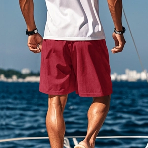 Detail der roten Mesh-Stoffstruktur bei schnelltrocknenden Herren-Sportshorts für den Sommer