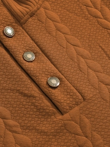 Dettaglio di felpa jacquard caramello con trama trapuntata e bottoni in metallo