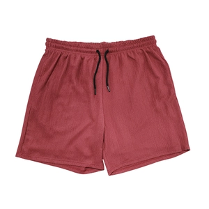 Detail der burgunderroten Sporthose mit atmungsaktiver Struktur und schwarzem Kordelzug