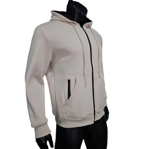 Λεπτομέρεια από μπεζ φούτερ με επένδυση fleece, φερμουάρ και ριμπ μανσέτες για άνδρες
