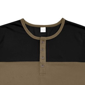 Detail des Henley-Shirt Ausschnitts mit Knopfleiste und 95% Polyester Stoffstruktur