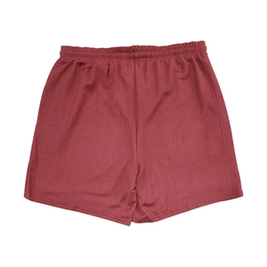 Detailaufnahme des atmungsaktiven Mesh-Gewebes und des elastischen Bundes der weinroten Shorts