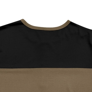 Detailansicht des kontrastierenden Rundhalsausschnitts und der Schulternaht am Strickshirt
