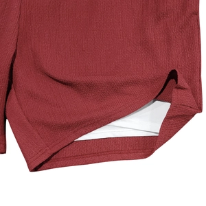 Detailansicht der doppellagigen Sportshorts mit strukturiertem Stoff und weißem Innenfutter