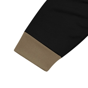 Detail des Herren Henley Langarmshirts mit schwarz und khaki farbenem Ärmelabschluss